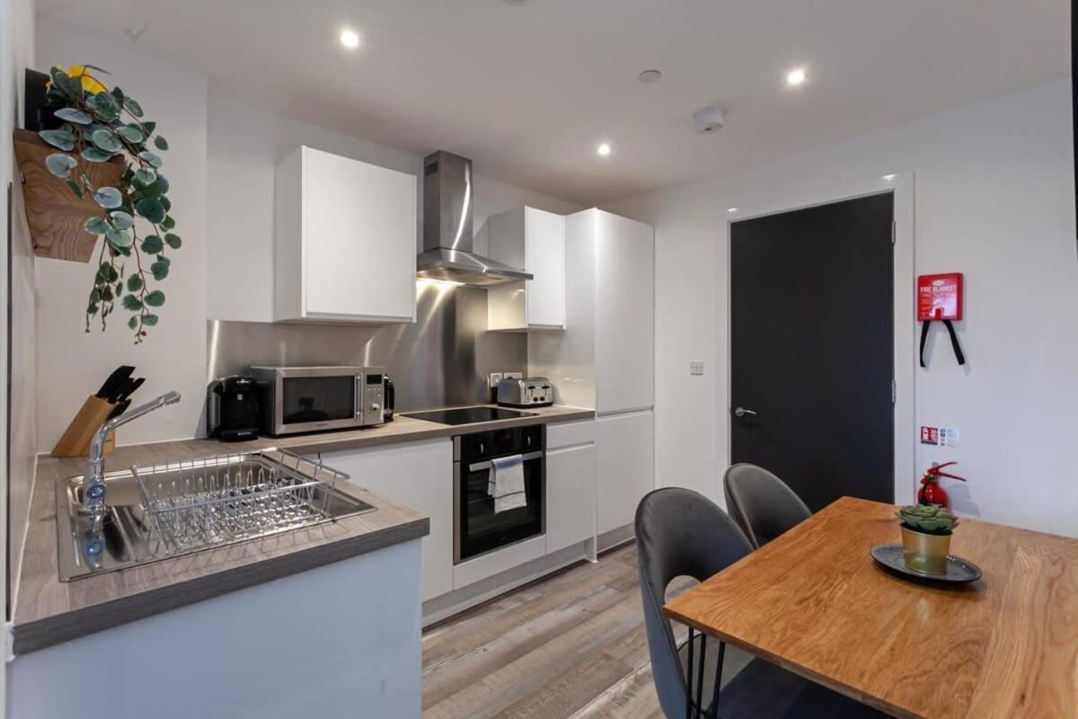Stunning 2 Bed Flat 5Min To Old Trafford Stadium Manchester Exterior photo