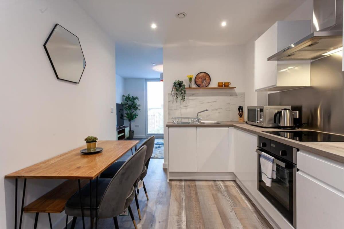 Stunning 2 Bed Flat 5Min To Old Trafford Stadium Manchester Exterior photo